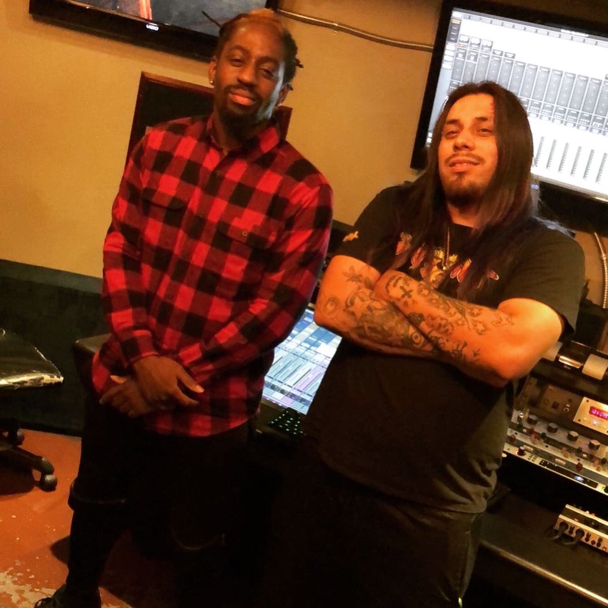 PuRpLeSkYzzzzz's tweet photo. REAL ONES CONNECT๐งจ๐ฅถ๐ฅ๐๐ฏ @MixedBy_CJordan #rogercarefree #theworldabandonedme #newvoiceofhiphop #producer #ace #dynamicduo #barronstudios #volume3 #worldstar #rapcaviar #complex #hotnewhiphop #hiphopculture https://t.co/qJl3EMqOM2