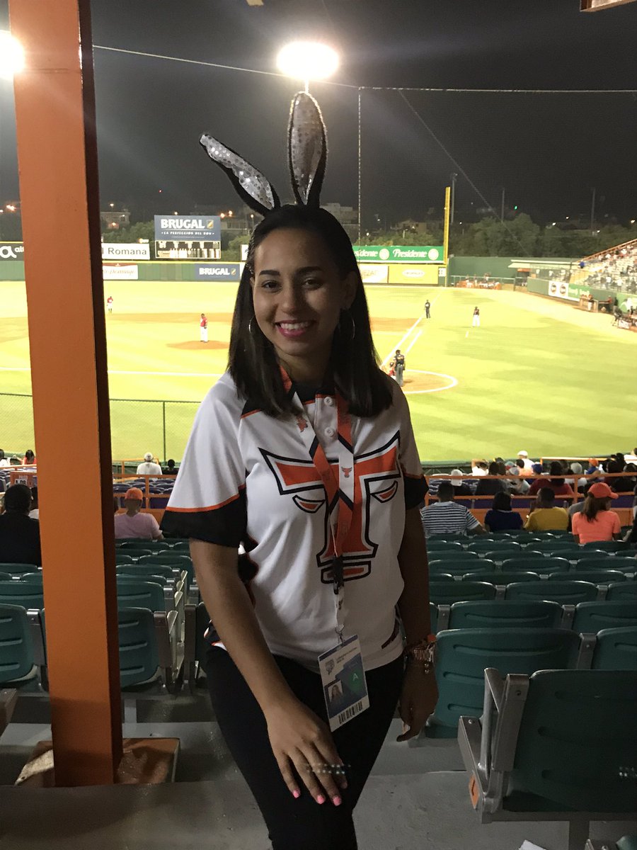 Laura_Grey's tweet photo. La conejita de los @TorosdelEste #NocheDeDisfraces #7EnHilo π₯π§‘βΎοΈ https://t.co/Aq9C29BMzQ