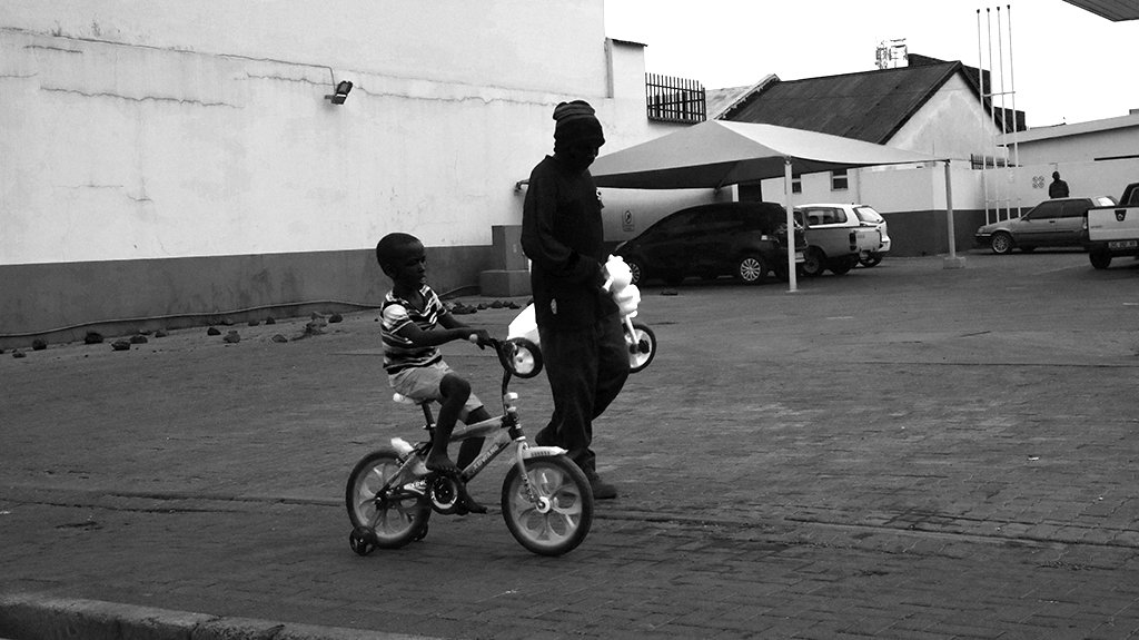 FepaMahlo's tweet photo. One of just three 'keepers' from last Friday. #FepaMahlo #streetphotography #photography #SouthAfrica #bicycle #toys #gifts #Present #ISO3200 #pmode https://t.co/1dTXUbSxXo