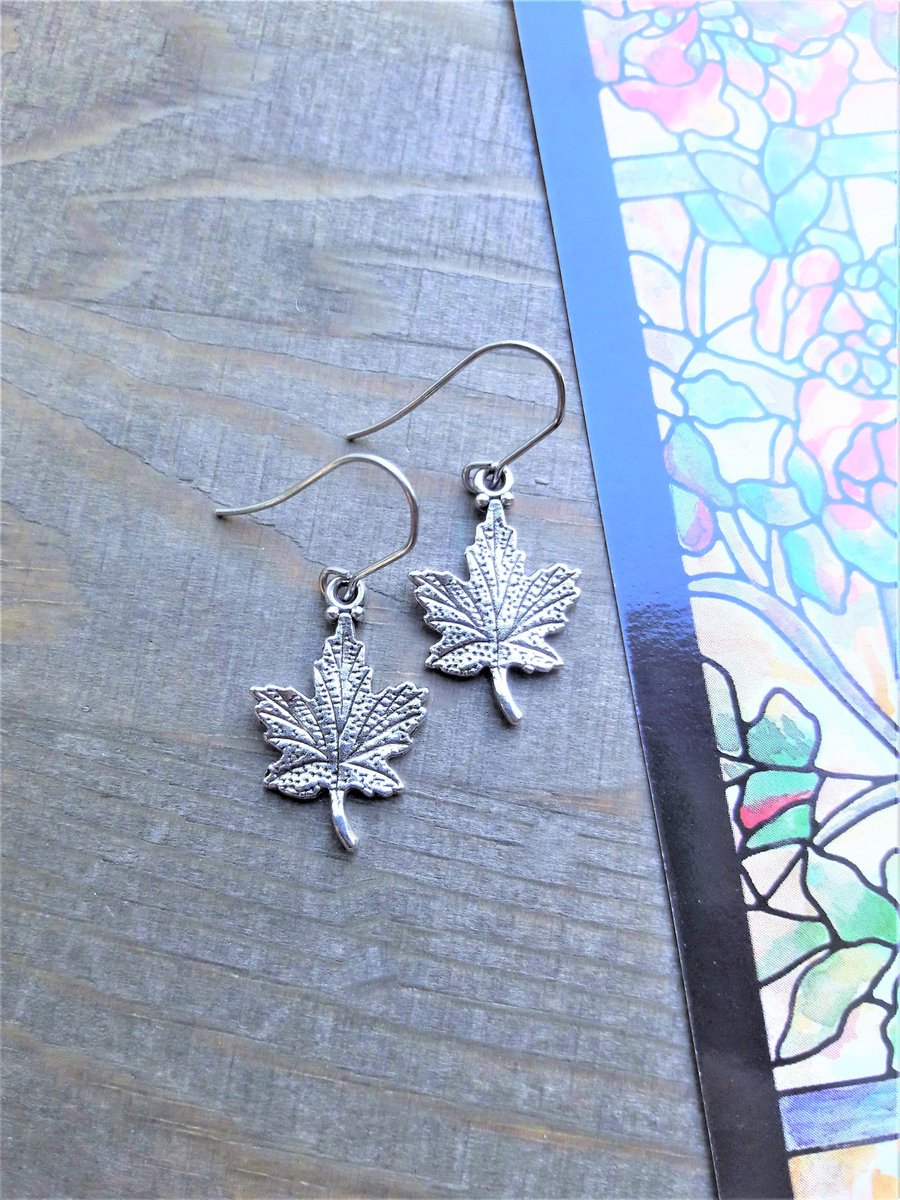 Earthymesia's tweet photo. 🍁Maple Leaf Earrings.
Vintage Silver Tone Charm Drop Earrings. 
🌿https://t.co/T4xnyYrcZs

#etsy #jewelry #earrings #leaf #autumn #fall #holidays #charm #nature #silver #vintage #gifts #giftsforher #giftideas https://t.co/qdNcXCNMAr