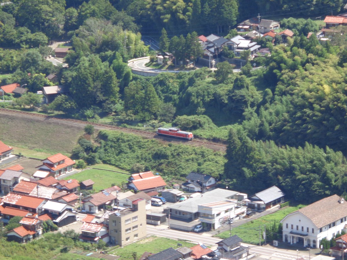 C571_80kmh's tweet image. TLにDD51の写真がたくさんあったので……
#津和野城跡 から撮ったDD51 1043です。旅行で訪れたところ、偶然走っていたので撮りました。安いコンデジなので画質もいまいちですが、全検明けのようで綺麗なので模型みたいですね。
H30.9.5