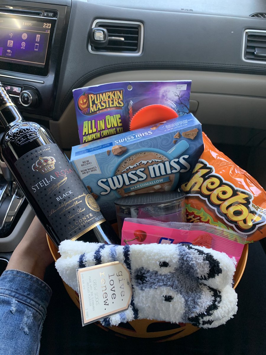 RobertBae_sa's tweet photo. @enkieee โs Boo Basket vs Mine ... ๐คฃ thank you babyyy #HellaLatePost #BooBasket https://t.co/UmSkvDsKCo