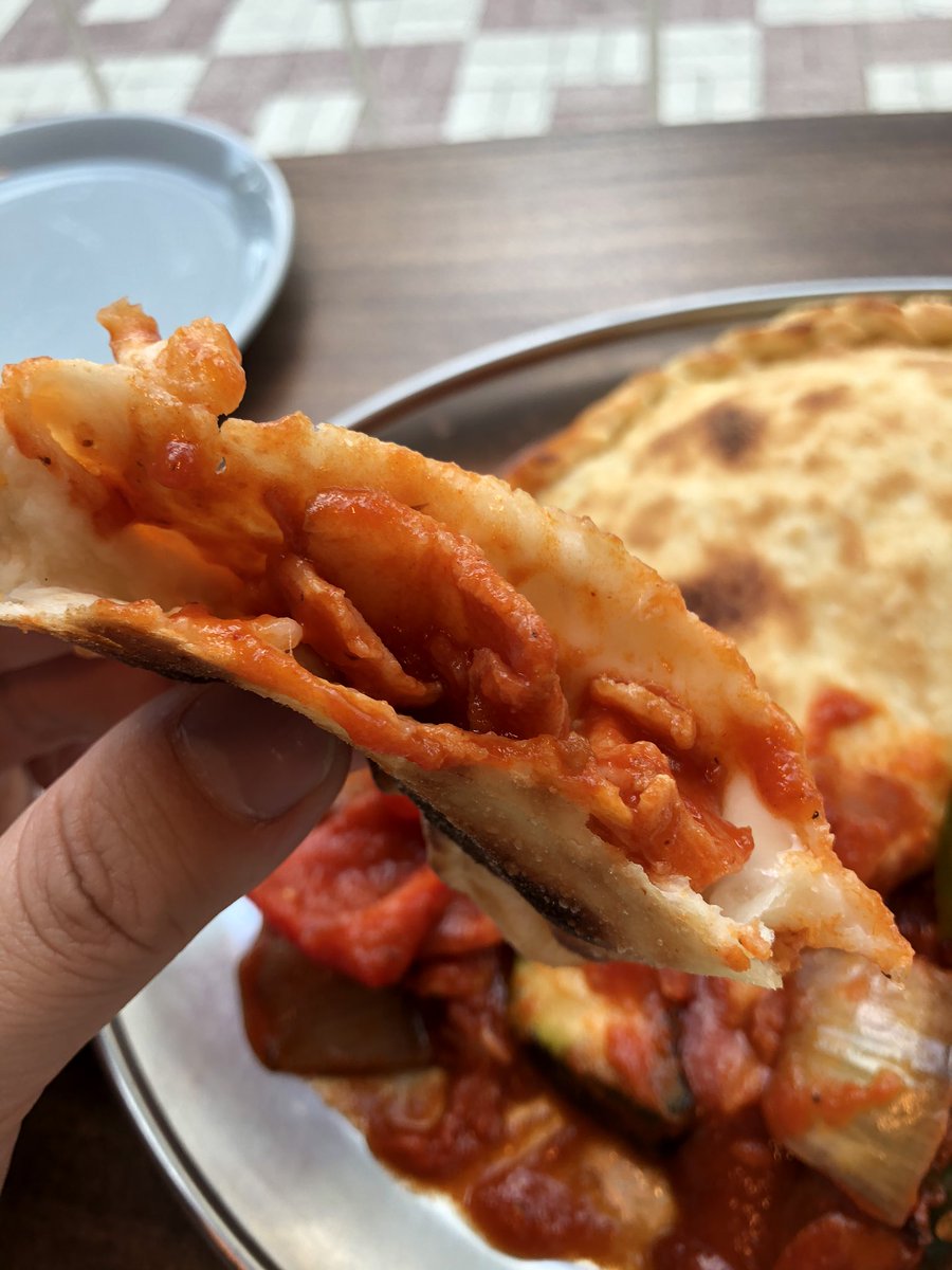 독특하게 생긴 피자구나. 마치 피로시키 같아. 토마토 소스에는 베이컨, 올리브, 애호박, 양파. 도우 안에는... 모짜렐라 뿐인가! 치즈의 상태가 좋다. 풍미도 질감도 훌륭해. 모짜렐라의 폭격에는 알면서도 당할 수 밖에 없어. 오히려 소스와 도우를 따로 먹는 것이 더 끌린다. 요리로서는 실패인가?