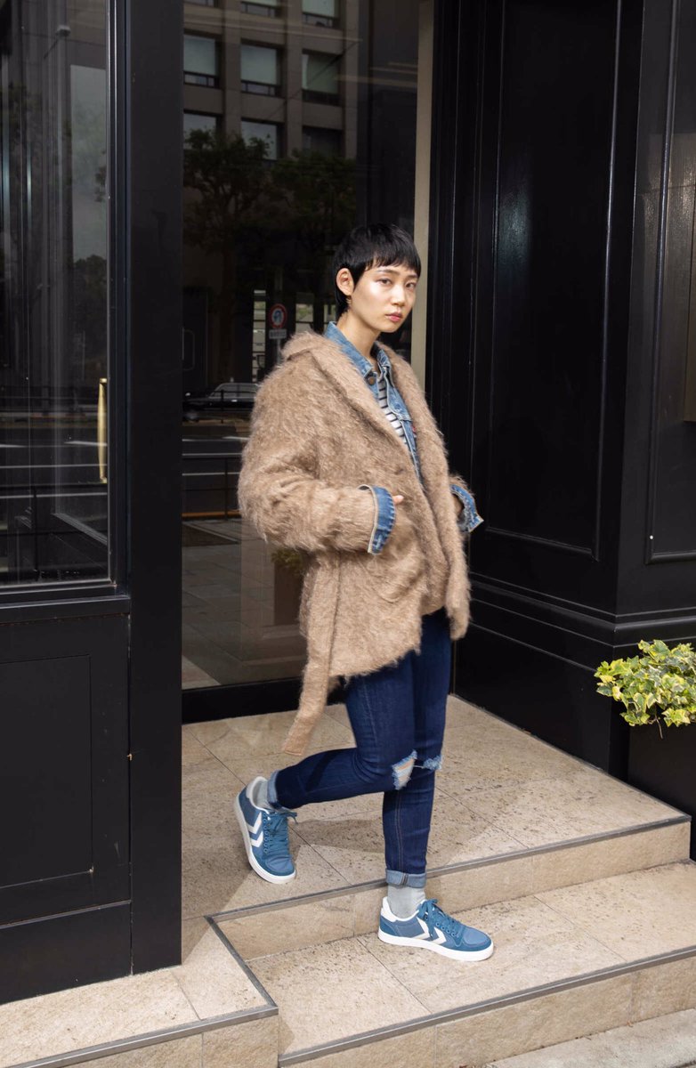 Hummel ヒュンメル公式 ヒュンメル19年秋冬のコレクションと合わせるおすすめコーディネート第1弾 秋冬シーズンも スニーカーコーデでアクティブに T Co Bsjzoxzte7 スニーカーコーデ ファッションスナップ 秋冬コーデ スタイリング