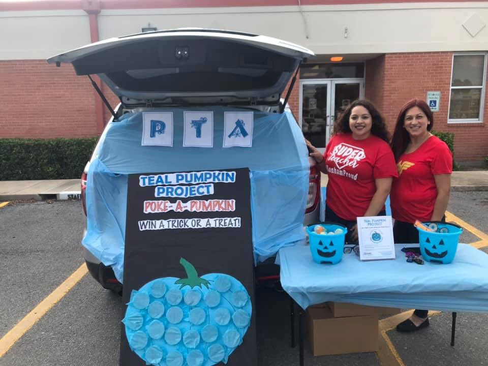 DROMO1412's tweet photo. Today, Bonham PTA hosted a Trunk or Treat for the community. We decided to do the TEAL PUMPKIN PROJECT for our organization! #TealPumpkinProject #BonhamProud #BonhamPTA @BonhamSchool https://t.co/UyLIMwofTX