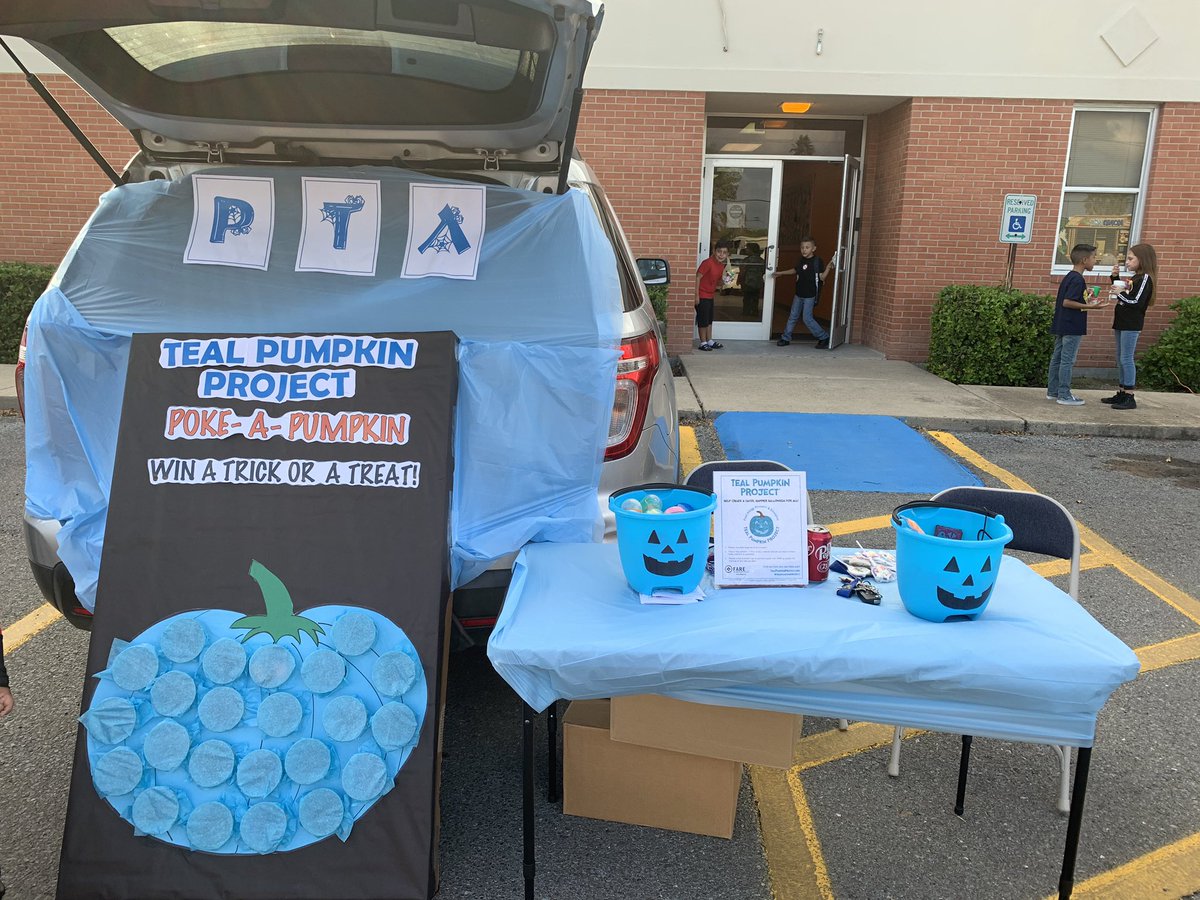 DROMO1412's tweet photo. Today, Bonham PTA hosted a Trunk or Treat for the community. We decided to do the TEAL PUMPKIN PROJECT for our organization! #TealPumpkinProject #BonhamProud #BonhamPTA @BonhamSchool https://t.co/UyLIMwofTX