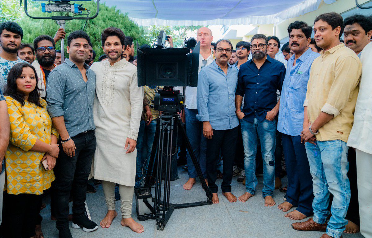 AlluManvi's tweet photo. #AA20 movie pooja ceremony started.
#AA20LaunchTomorrow 
#AAPoojaCeremony 
#AA20 @alluarjun @aryasukku @MythriOfficial @imsarathchandra @SKNonline https://t.co/gAlTly02wS
