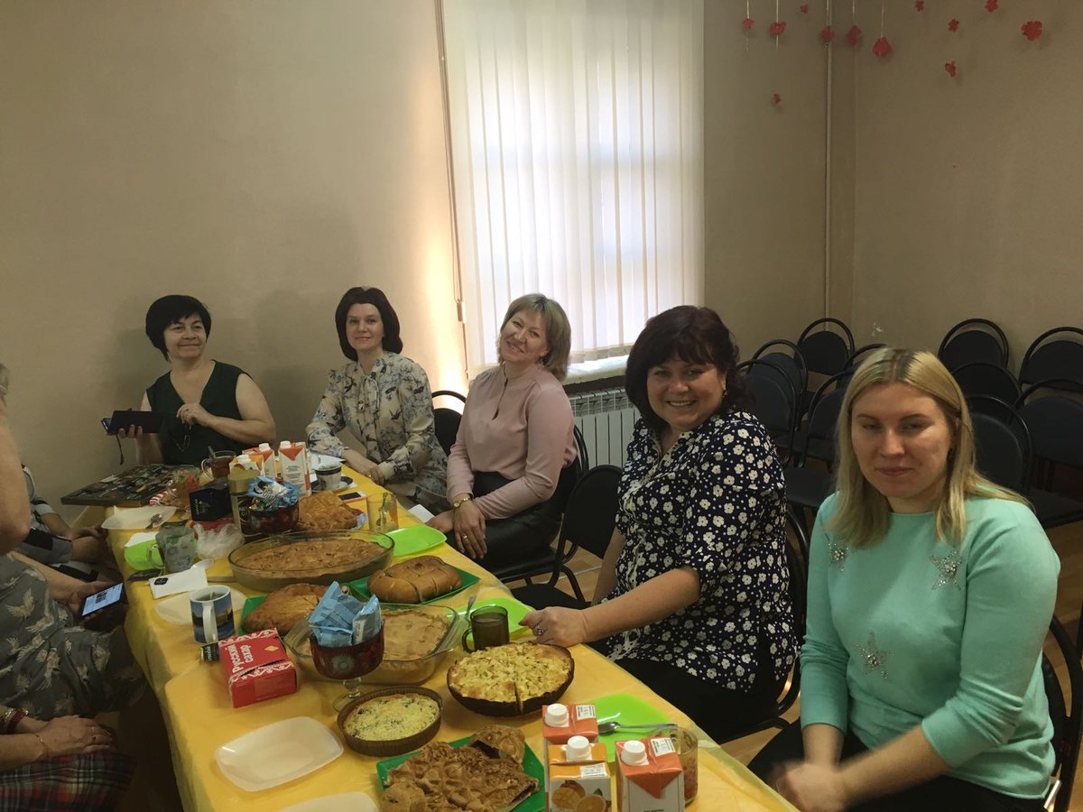 29 октября состоялся традиционный праздник Осени. Целый день для ребят и родителей работали мастер-классы по ДПИ, игровые площадки, площадка аэробики, веселая дискотека. Выставка "Осенние дары" была шикарна. Завершился день "Праздником пирога". Вот такой осенний нон-стоп!!!