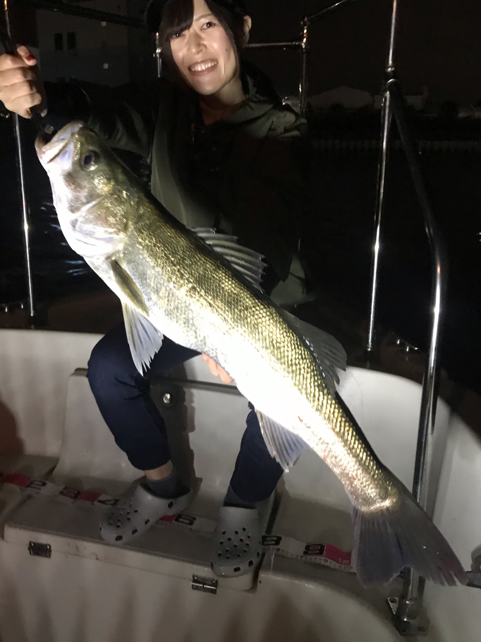 Orange Fishing Boat 石﨑卓也 10月27日午後シーバス便 ベイト反応に当てているとポロポロ 途中青物見に行きましたが鳥さん不在のため戻ってきて ナイト港湾で爆発 変なルアーで釣ったり アラバマリグで釣ったり楽しい便でした 79 T Co