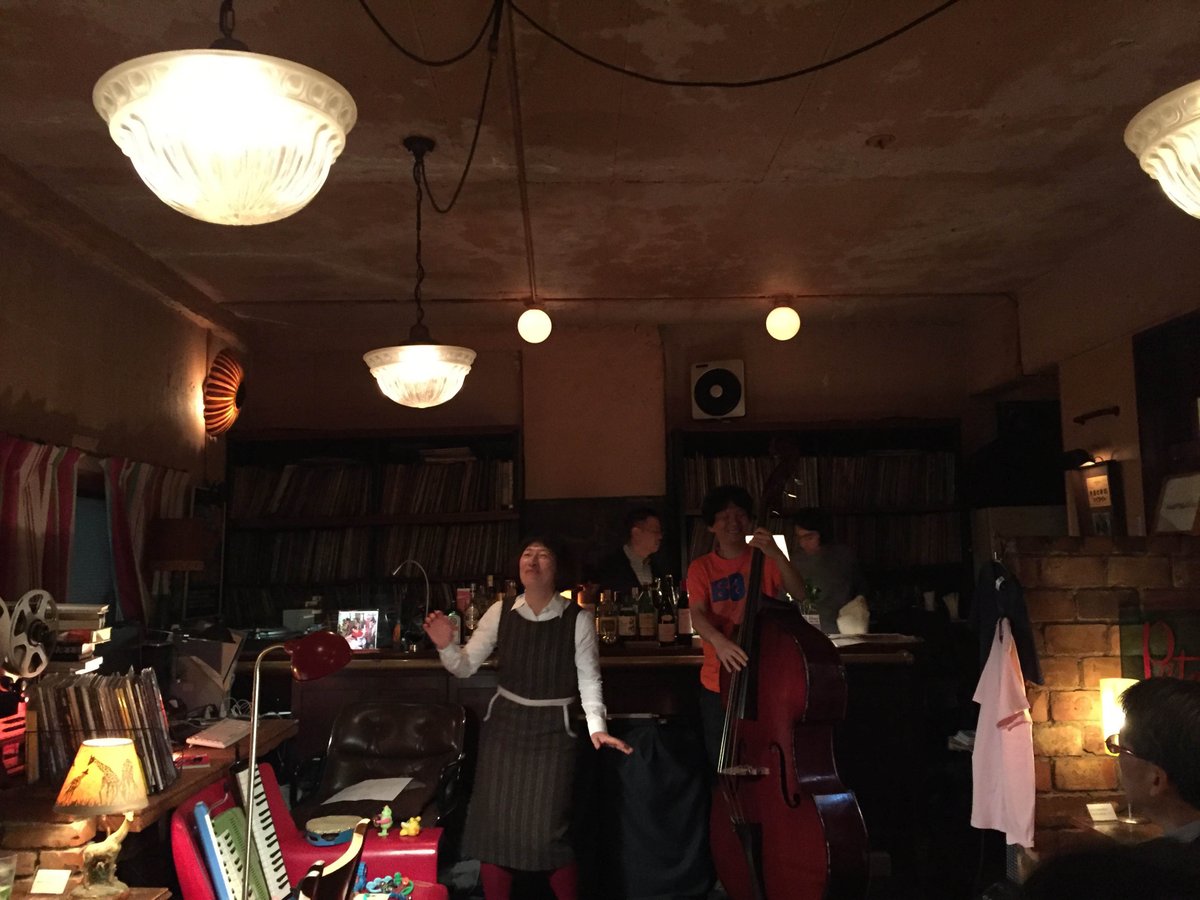 初めてrock cafe PETERPANで演奏した時の写真。
本当に素敵なお店、そして生音がまた、素敵なのです。
11/3(日)open 16:30 start 17:00　です。
<a href="/rockPETERPAN/">rock cafe PETERPAN</a>