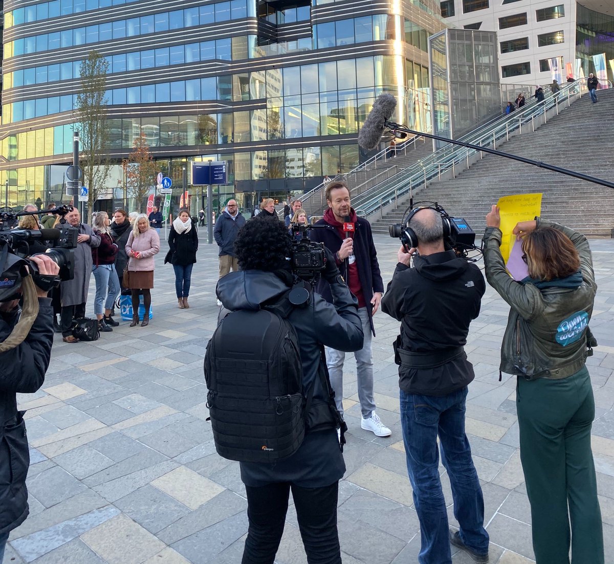 Vandaag is een nieuwe campagne gestart om pleeggezinnen te werven: Open je wereld. Radio-dj <a href="/GijsStaverman/">Gijs Staverman</a> , zelf ook pleegouder, gaf het startsein voor de campagne op station Utrecht Centraal: bit.ly/2N0LQhG #pleegzorg #openjewereld