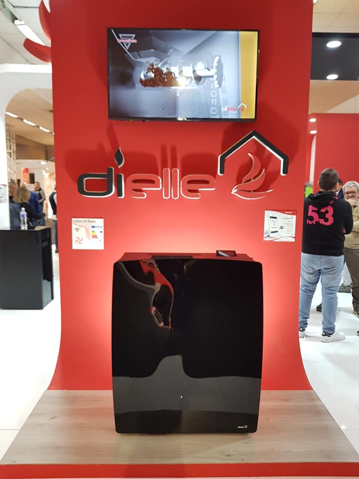 PelaezRenovable's tweet photo. @DielleSpain que ha presentado en #Expobiomasa el modelo Ostro Bump con un diseño alucinante y sistema de alimentación por floración no ha dejado indiferente a nadie.
Dielle Spain recomienda el uso de nuestra #biomasa #Piropel. 

 #Calidad #HuesoDeAceituna #BiomasaDeJaén https://t.co/ROdGg6NlsY