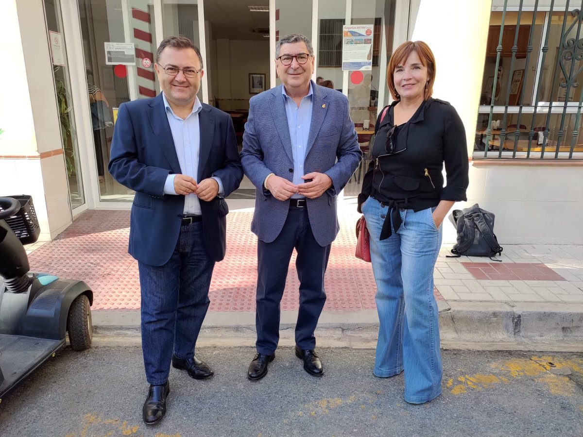 maherediadiaz's tweet photo. #VoxPPCs y los separatistas catalanes solo hablan de banderas. #Podemos solo critica a @sanchezcastejon. El🌹PSOE es el único partido que habla de problemas reales de la gente:empleo digno con salarios decentes, educación, sanidad, dependencia y pensiones.En #Velez con @MFalcalde https://t.co/ilD7vhQ8PJ
