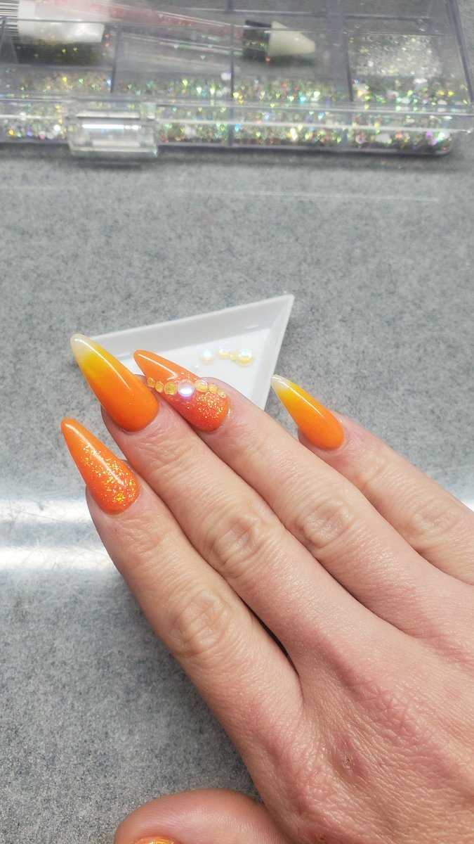 So the #CandyCorn is wrong because I hate that stuff but I figured this was a good post for #NationalCandyCornDay 

#Halloween #gradientnails #nailart