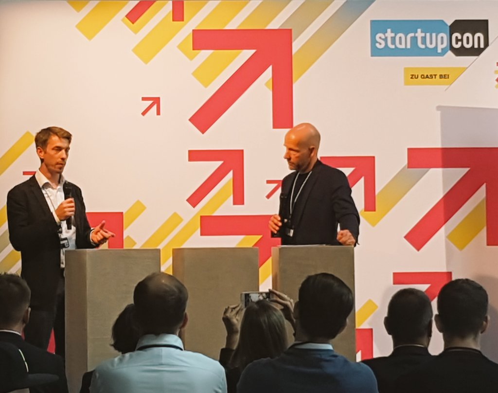 IWCNavispace's tweet photo. Partner Manager Peter Dollfuss is sharing how @Microtronics supports techpreneurs develop their solutions further! #TECHSTARTUP2019 @StartupCon_cgn @TelekomGK https://t.co/RHFjtGESrE