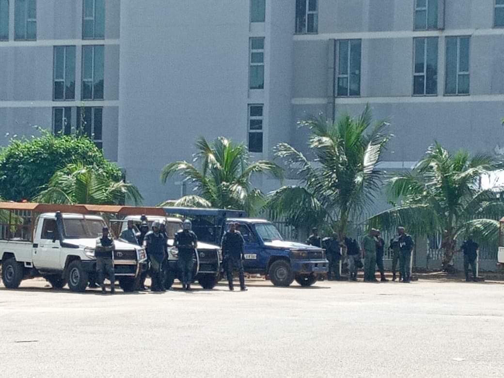 Toulayetata's tweet photo. Les gendarmes encerclent Ignace Deen pour empêcher les parents et leurs concitoyens de récupérer les corps des victimes afin de procéder à leur enterrement prévu ce jeudi!

L’Autopsie c’est lorsqu’on ignore de quoi ils sont morts et comment! 
#RendezLesCorps!
#Amoulanfé #Guinée https://t.co/xrAG7xqPS0