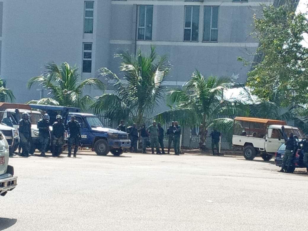 Toulayetata's tweet photo. Les gendarmes encerclent Ignace Deen pour empêcher les parents et leurs concitoyens de récupérer les corps des victimes afin de procéder à leur enterrement prévu ce jeudi!

L’Autopsie c’est lorsqu’on ignore de quoi ils sont morts et comment! 
#RendezLesCorps!
#Amoulanfé #Guinée https://t.co/xrAG7xqPS0