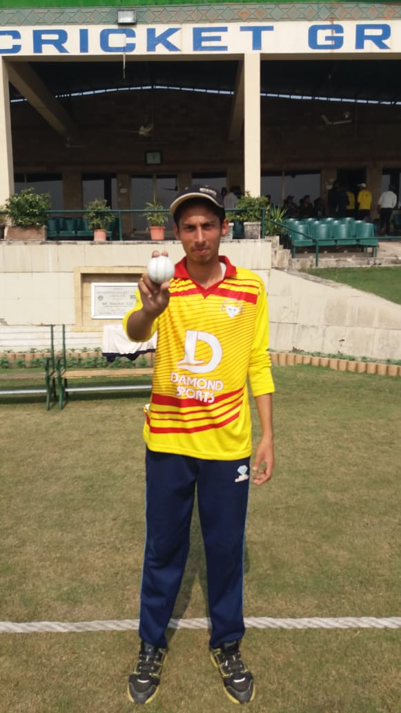 cricket_diamond's tweet photo. Match # 6: Diamond Yellow defeated Diamond White easily by 7 wickets.
Shayan Hadi was awarded Man of the Match for taking three scalps.
#DiamondYellow #DiamondSuperSixLeague2K19 #ShayanHadi #CricketWeLoveYou #KeepItUpGuys #ThankYouBTS
@farhanwrites @ESPNcricinfo @simadwasim https://t.co/jxmtLWu2UX