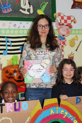 feijoozorelle's tweet photo. Ahora que se acerca #halloween2019 ,la profe Pamela ha llevado a los #Booktubersde5años y @Mjnovo  "El monstruo de colores", un precioso cuento que nos ayuda a comprender y gestionar nuestras emociones. ¡Gracias, Pamela!
https://t.co/7EtLm77Dce https://t.co/2eJCHQUii3