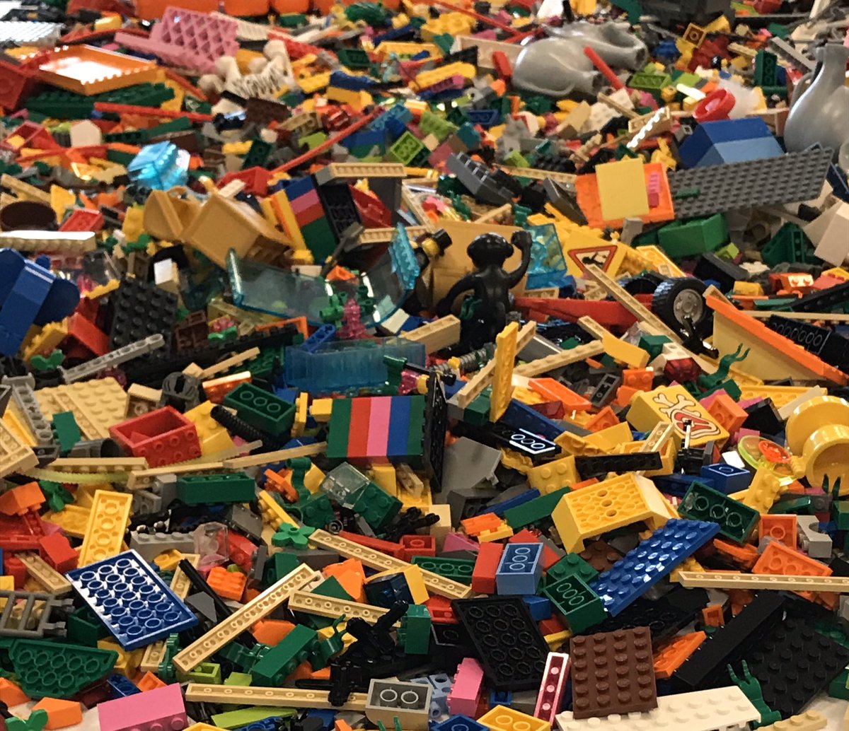 SFaulknerPandO's tweet photo. Using #LegoSeriousPlay “out of this chaos (the mass of #Lego bricks) we can create order” @drjohanroos #LSPConf2019 #Brickmind https://t.co/wNPy5Epaw3