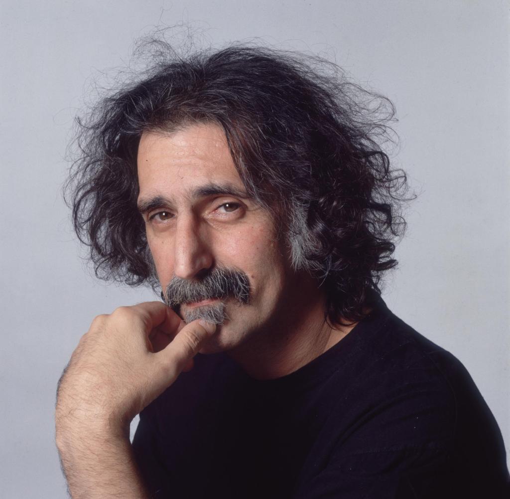 "El comunismo no funciona porque a la gente le gusta tener cosas propias". Frank Zappa