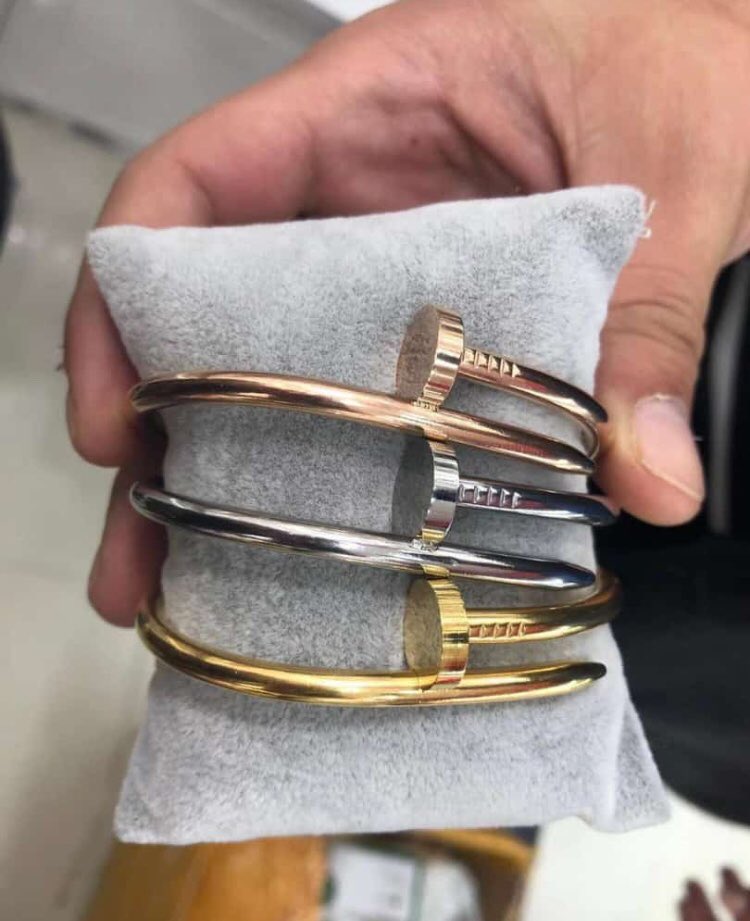 AdelaniOluwabu1's tweet photo. All Available in Gold
Plain Cartier love bracelet - 2500
Nail bracelet- 1500
Hermès 3000 (available in Colours above)
#nofading #noitching #idealwwoman#accessorieslover #accessoriesoftheday https://t.co/u1mM4fTS3M