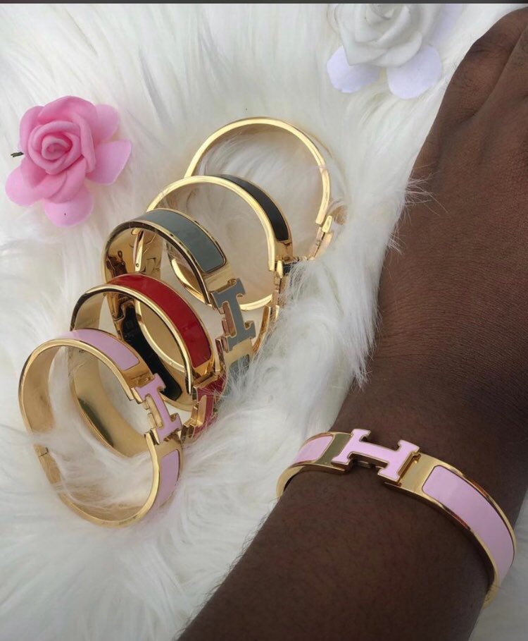 AdelaniOluwabu1's tweet photo. All Available in Gold
Plain Cartier love bracelet - 2500
Nail bracelet- 1500
Hermès 3000 (available in Colours above)
#nofading #noitching #idealwwoman#accessorieslover #accessoriesoftheday https://t.co/u1mM4fTS3M