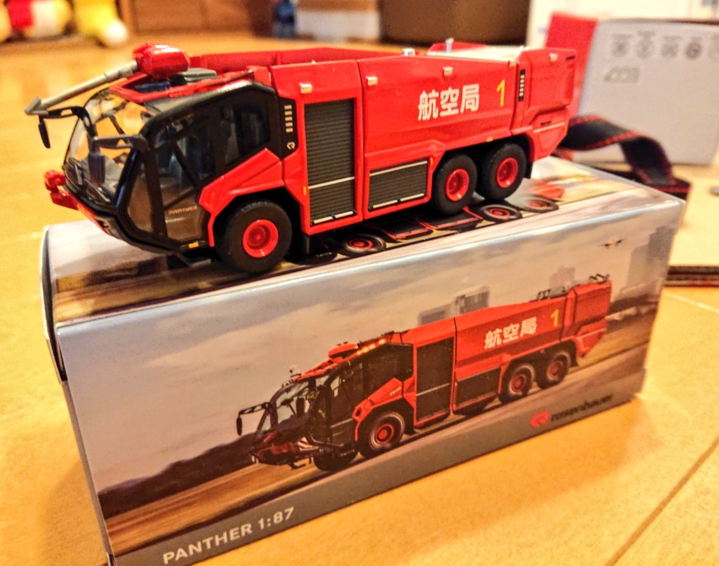 rosenbauer 社(オーストリア)の空港用科学消防車 #PANTHER って