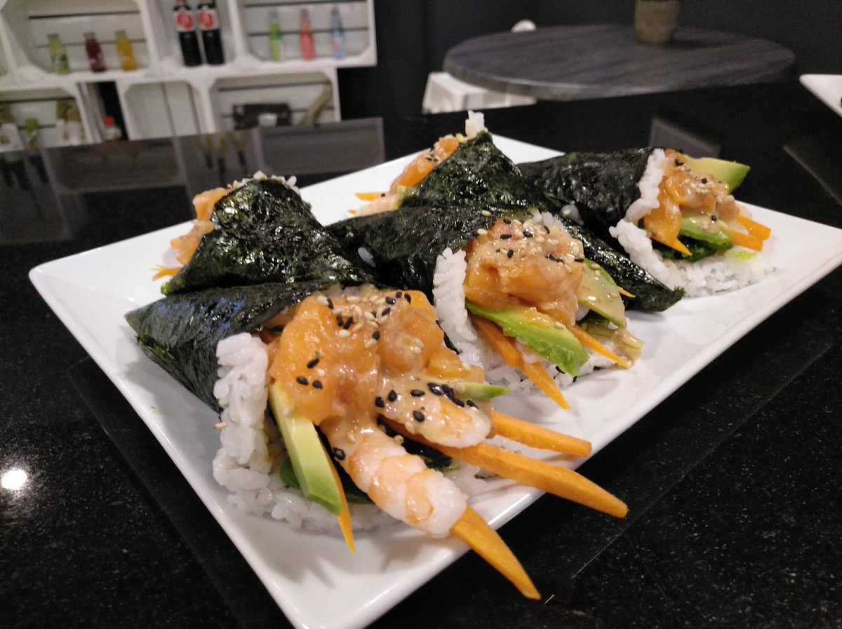 sushicatessen's tweet photo. Manos arriba si quieres disfrutar de un bocado único. 🙌 Uno de nuestros #temakis más especiales, el que lleva nuestro nombre. ¡Pídelo ya! https://t.co/mPlRQNmnX5 https://t.co/NjEmpNE4Vx