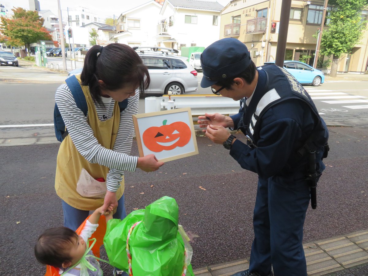 croire1986's tweet photo. 今日は楽しみにしていたハロウィンでした🎃✨
みんなでかわいく仮装して、地域周辺をまわりました。目的地に着くと、｢おかしをくれなきゃいたずらするぞ」と、かわいく伝え手作りのかばんの中に、お菓子をいれてもらい大喜びでした🧙‍♀️🧹
#クロワール保育園みやぎの
#ハッピーハロウィン
#仮装行列 https://t.co/P2gbkQLhvX