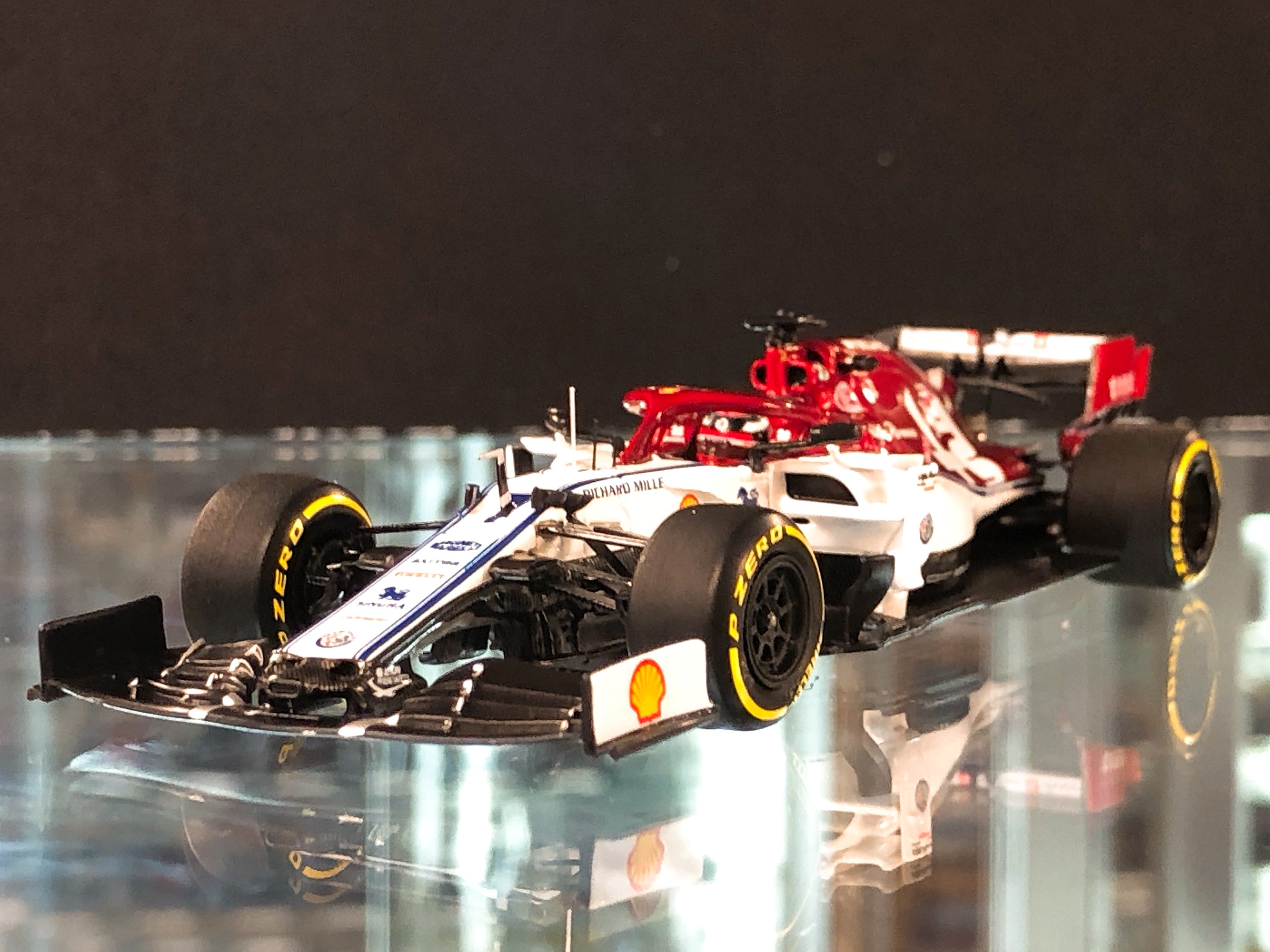 ミニチャンプス 110199907 1/18 アルファ ロメオ レーシング F1 C38 キミ・ライコネン フィオラノ シェイクダウン 2019年2月14日  - ミニチャンプス専門店 【Minichamps World】