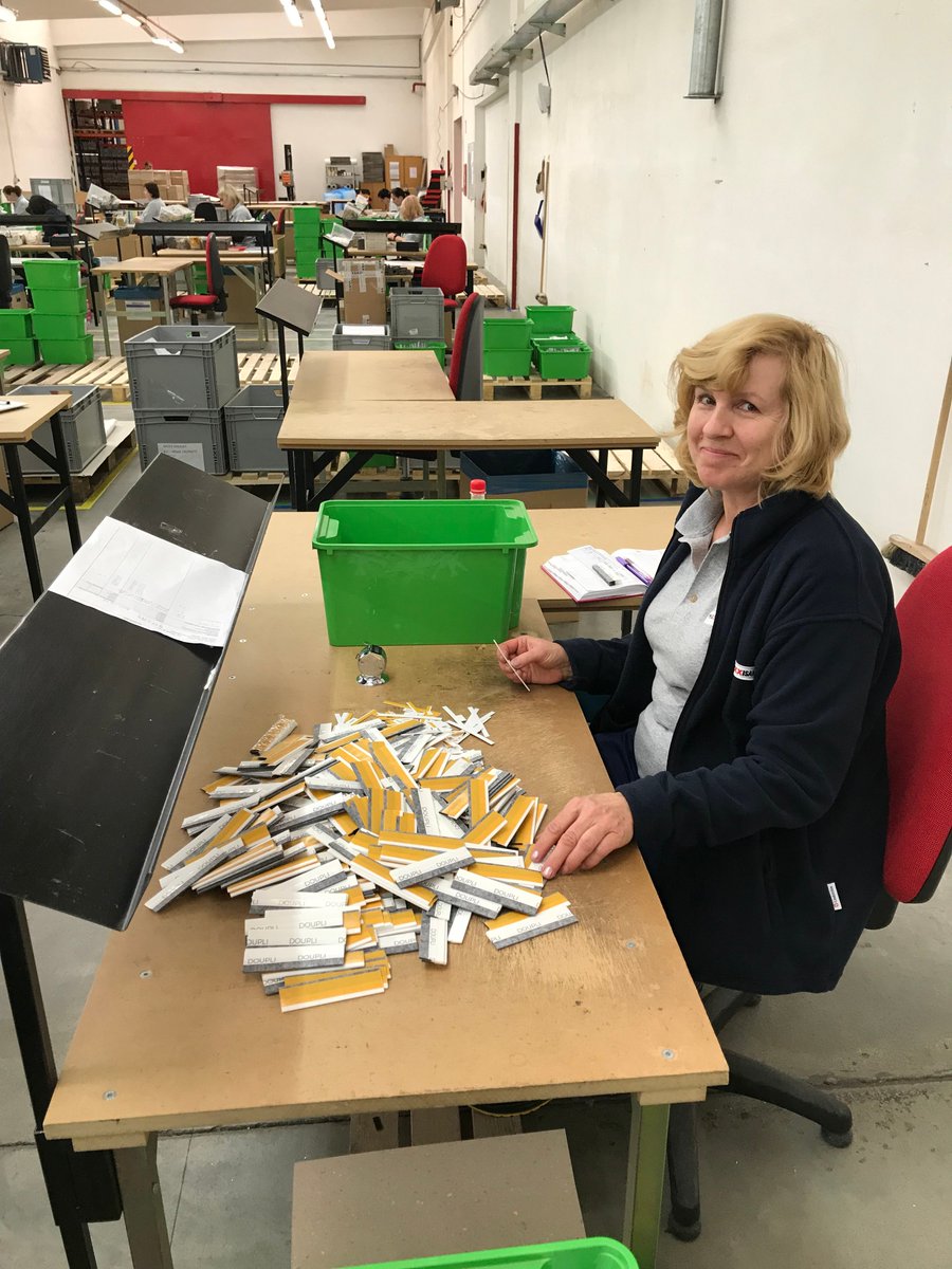 VenttriNL's tweet photo. Door de samenwerking met ons zusterbedrijf Maxxisample kunnen we volledige stalenboeken aanbieden, van de cover tot en met de inhoud. Onze collega's in Tsjechië verrichten precisiewerk! #stalenkaarten #presentatieproducten #samplepresentations #samplebooks #samplecards https://t.co/zKRywgBPsY
