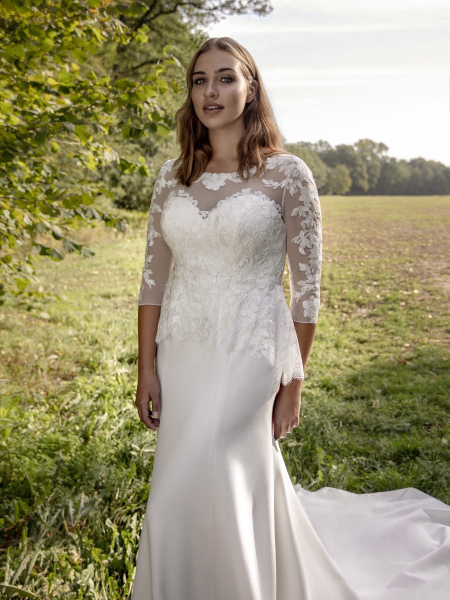 LoveOurWedMag's tweet image. This collection is so gorgeous we just couldn&apos;t choose a favourite! Introducing Gwen, Gladys and Giselle, from the Curves by @ModecaBridal 2020 collection. So stunning 💖 #bridalcollection #2020collection #modecabride #plussize #plussizebridal #plussizeweddingdress