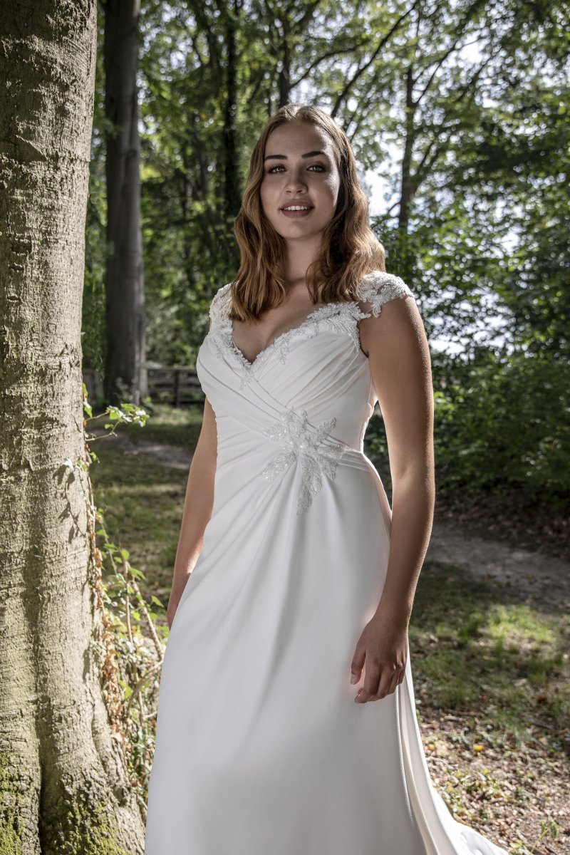 LoveOurWedMag's tweet image. This collection is so gorgeous we just couldn&apos;t choose a favourite! Introducing Gwen, Gladys and Giselle, from the Curves by @ModecaBridal 2020 collection. So stunning 💖 #bridalcollection #2020collection #modecabride #plussize #plussizebridal #plussizeweddingdress