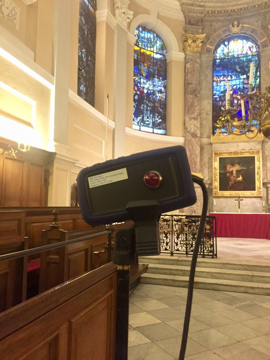 When this light turns red at 3.30pm this afternoon, @Queenschoir will be broadcasting Choral Evensong live on @BBCRadio3! I’m playing everything up to and including the Nunc dimittis, after which @bednallmusic takes to the keys. Tune in!