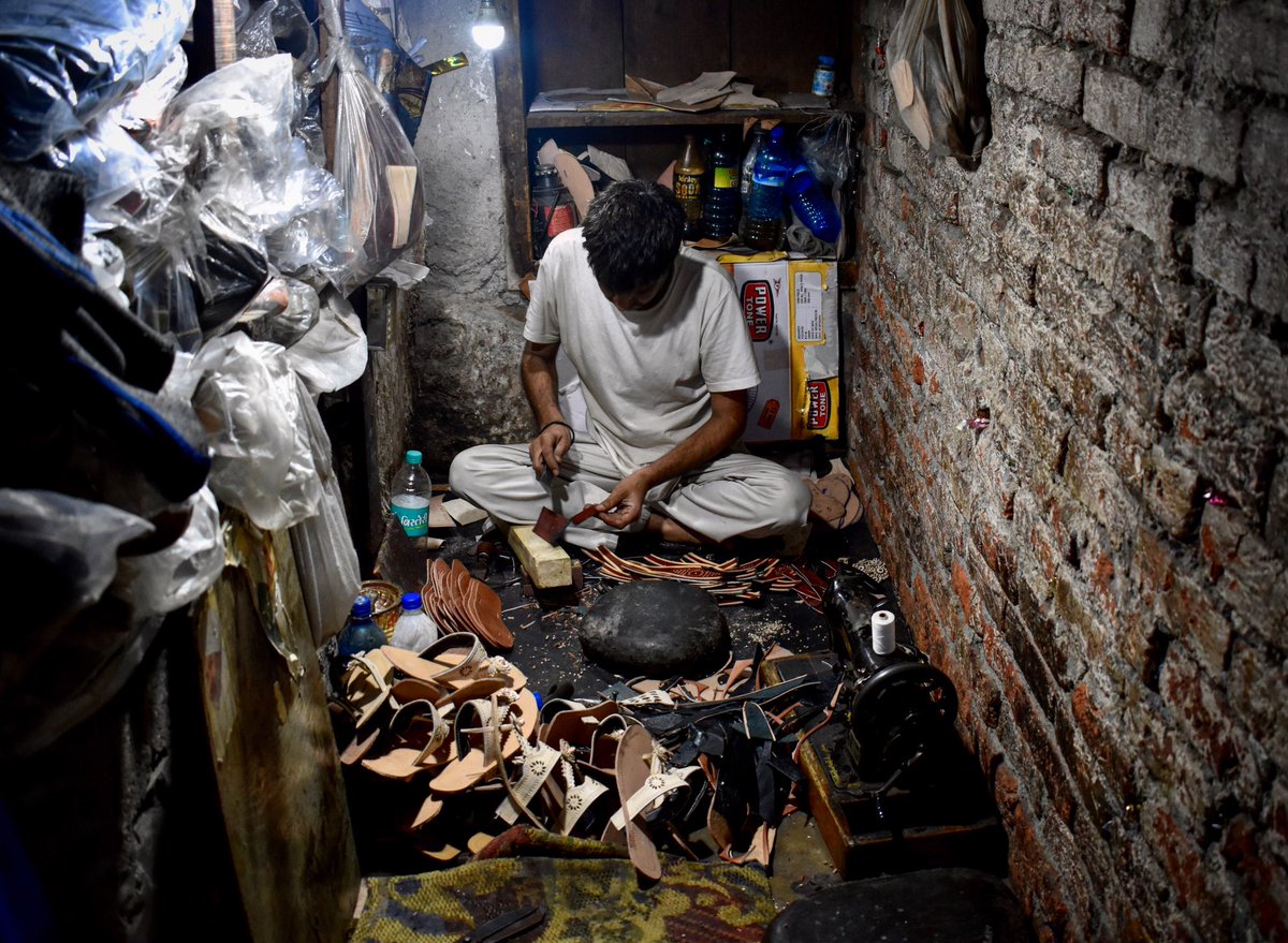 digitaldeshin's tweet photo. The once flourishing Himachalβs Chamba Chappal has began to pummel driven by weak local branding, price info asymmetry & lack of awareness: all painpoints addressable by a digital intervention. #indiawontwait #deshruption https://t.co/duuX4rdSni