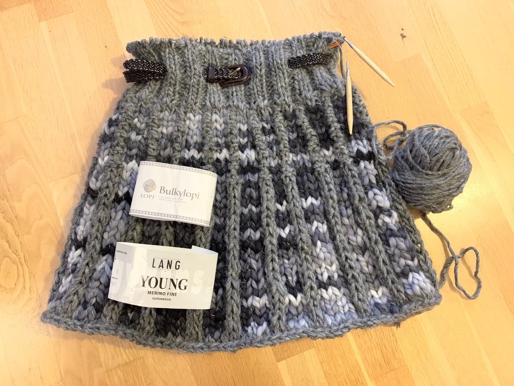 こちらアイスランド ベルギーのフリーマーケットで買ったモコモコ毛糸 Lang Young を使い 冬のアイスランド でも負けない超あったかなスカートを編みたいと思った ２玉しかないので アイスランド ウールで最も太いバルキーロピを組み合わせること