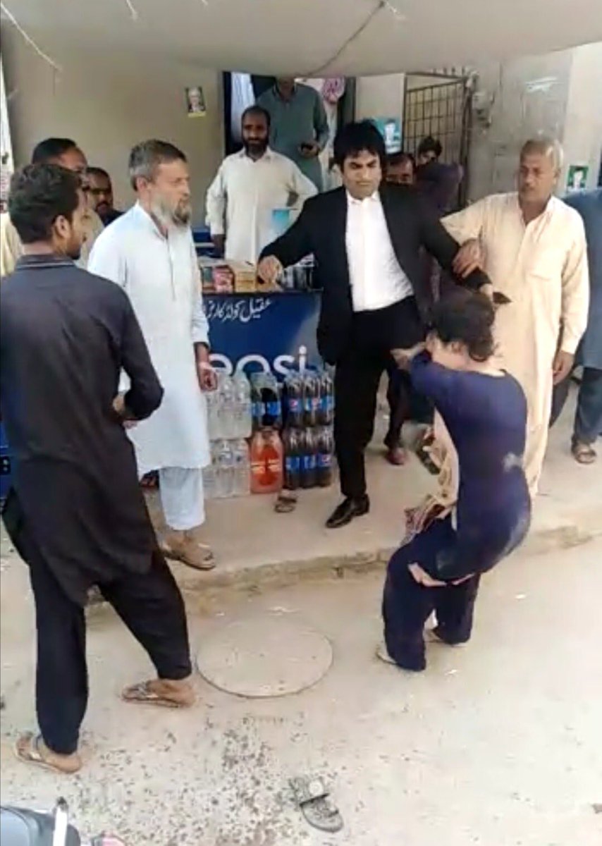 MehnazAkberAziz's tweet image. شکرگڑھ میں وکیلوں کا ایک نہتی خاتون پر جو تشدد کیا گیا ہے میں اُس کی شدید مذمت کرتی ہوں۔کیس رجسٹر ہو چکا ہے۔میں ذاتی طور پر   SP صاحب سے بات کرونگی اور ساتھ ساتھ فا لو آپ بھی کرونگی تاکہ آئندہ کبھی اس قسم کا واقعہ رونما نہ ہو۔