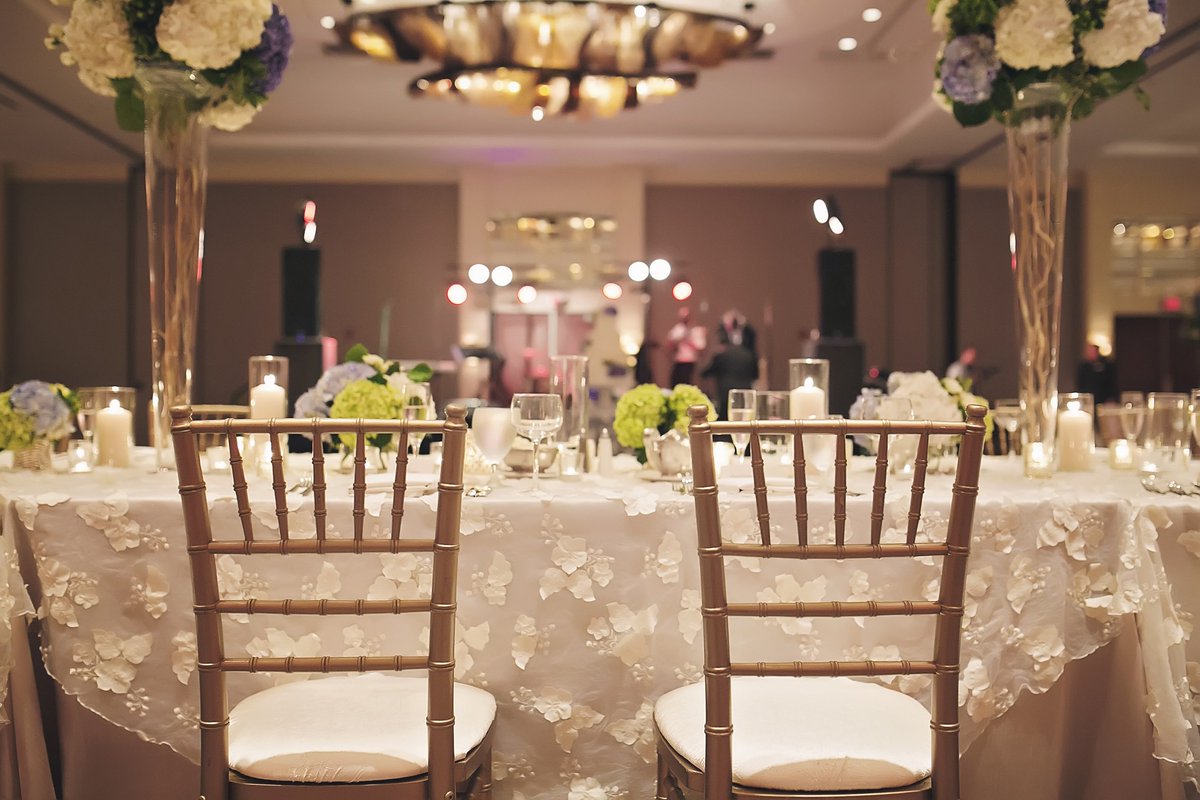 Happy #WeddingWednesday! This head table is so perfect! We'd love to be a part of your #HappilyEverAfter. Message us today and we'll get you in contact with one of our amazing wedding coordinators!

📷 Something New Productions
