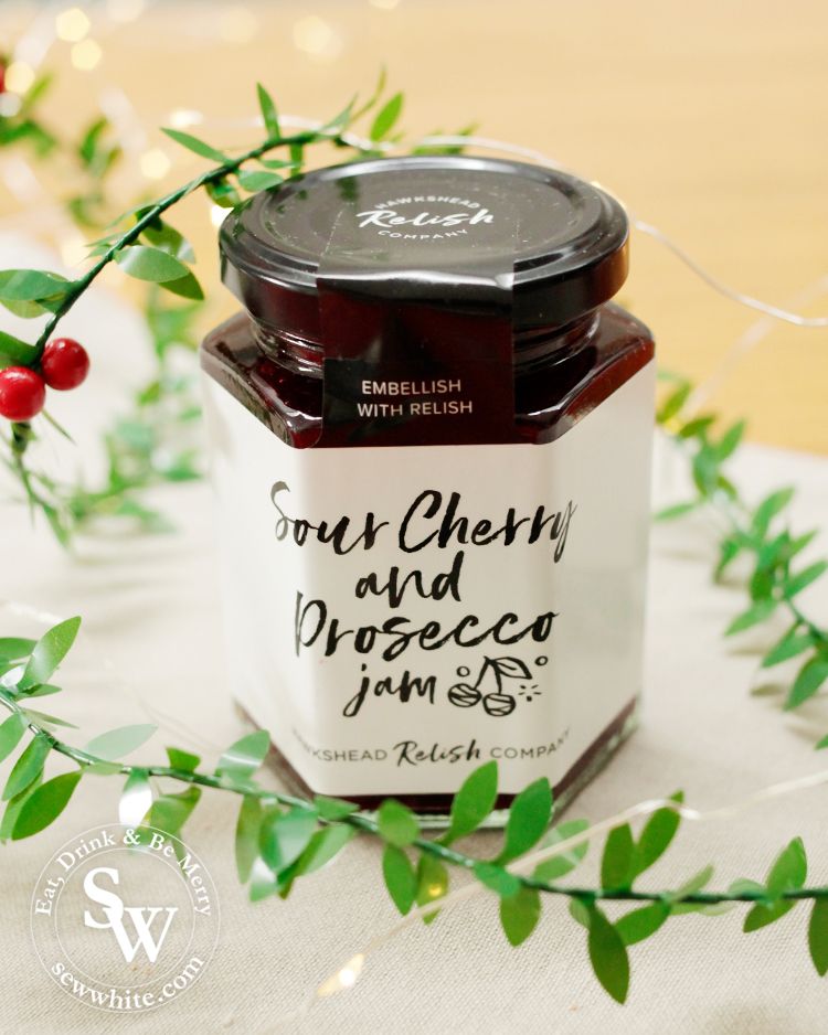 Check out my list for the Top 5 Food Gifts for Christmas 2019. A delicious mix of goodies that you need to try this festive period. Featuring @GingerBakers Mia Chocolates, @Nutmad_, @hawksheadrelish and @ChocPizzaCo sewwhite.com/lifestyle/top-… #Christmasgiftguide