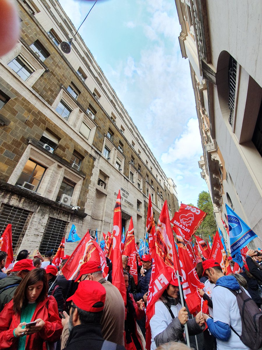 EFilcams's tweet photo. #CONAD ! SCIOPERO !
#PersoneTrattateComeCose !

Siamo sotto il Ministero dello Sviluppo Economico con le lavoratrici e i lavoratori Sma/Auchan.
Dov'è il piano industriale di Conad?
Quanti sono gli esuberi?
Quante persone rimarranno a casa?
Una delegazione oggi incontra l'azienda https://t.co/lPNCZ0AWuG
