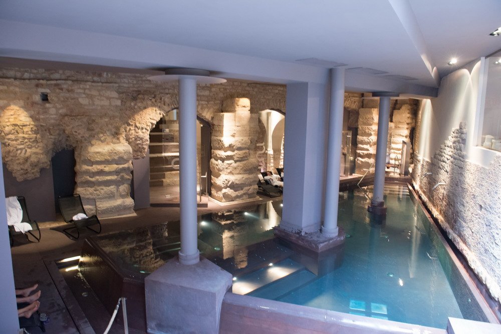 Een luxe taalvakantie in #Assisi! Laat je eens heerlijk verwennen. Boek een midweek met privéles en excursies 
Verblijf in een 5-sterren hotel met Spa &amp; wellness! Het thermale bad zit in  de oude Romeinse muren (foto) 
Zie pdf bij cursussen in Assisi of italstudio.nl/wp-content/upl…