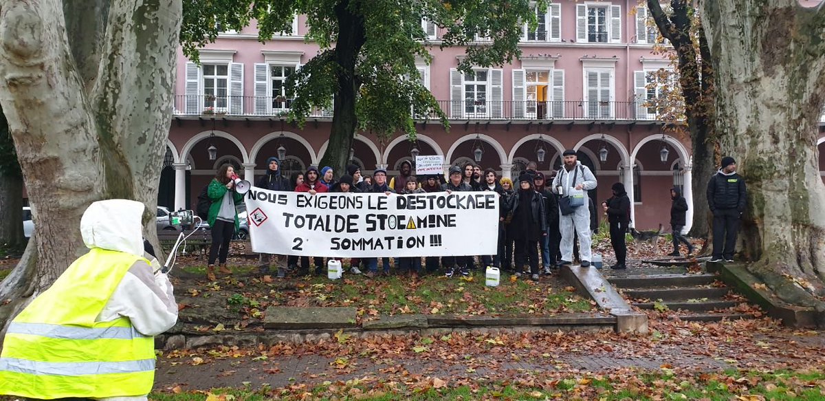 YFCMulhouse's tweet photo. @Prefet68 refuse l’audience... Les militant·e·s libèrent la sous-préfecture et se déplacent Place de la Bourse pour aller sensibiliser le public aux dangers que #Stocamine fait peser sur notre #eau à @mulhouse ! #BlocageStocamine #pollution #Mulhouse https://t.co/bmjEsZFwPe