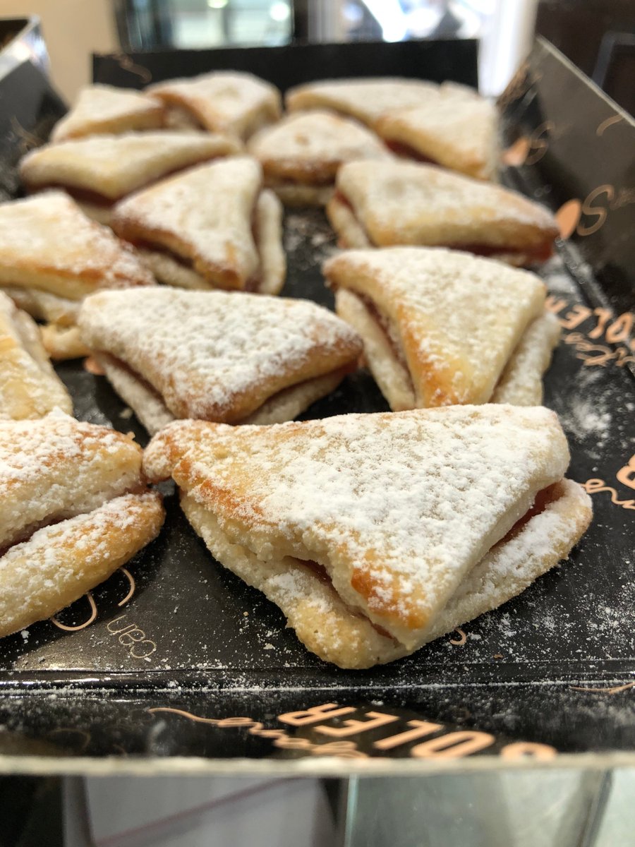 Can Soler (@can_soler) on Twitter photo Tenim les botigues a desbordar de panellets. 😲👏 Els elaborem a l'estil més pur i artesanal. 📸 Quins són els teus preferits?  
1⃣ Clàssics de pinyons 👌
2⃣ Xocolata i fruites 🍫
3⃣ Gemma Cremada 🔥
4⃣ Codony 🥃
#CastanyadaCanSoler #panellets #castanyada #CanSoler #Badalona Tenim les botigues a desbordar de panellets. 😲👏 Els elaborem a l'estil més pur i artesanal. 📸 Quins són els teus preferits?  
1⃣ Clàssics de pinyons 👌
2⃣ Xocolata i fruites 🍫
3⃣ Gemma Cremada 🔥
4⃣ Codony 🥃
#CastanyadaCanSoler #panellets #castanyada #CanSoler #Badalona