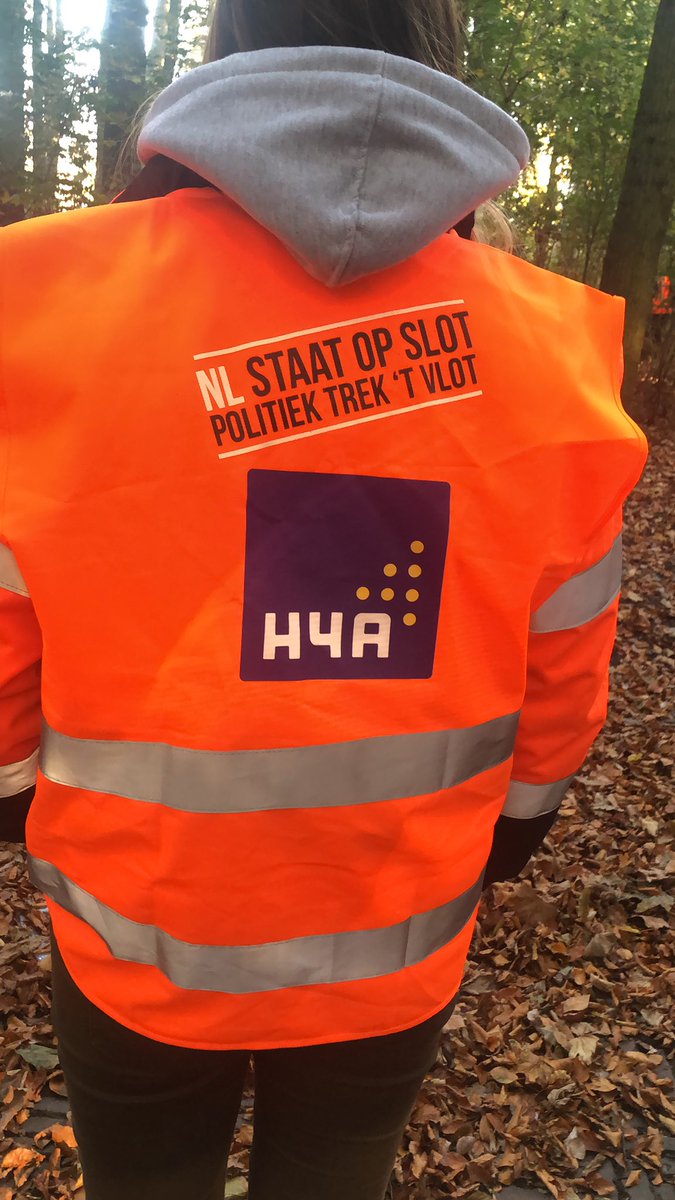 NoteboomKaylee's tweet image. ‘NL staat op slot, politiek trekt ‘t vlot’ Mariska is één van de weinge vrouwen die mee is met H4A. ‘Ik doe dit voor ons bedrijf.’ #bouwprotest