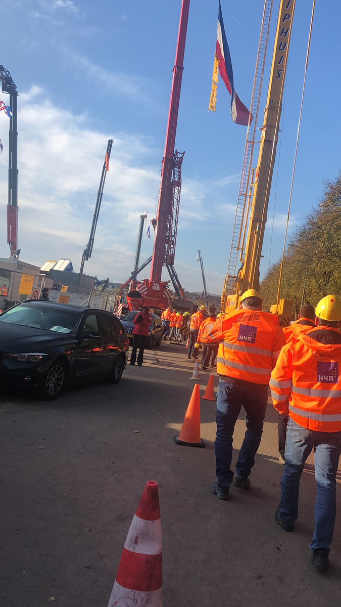 NoteboomKaylee's tweet image. We lopen nog een stukje naar het Malieveld. De bouwvoertuigen komen je tegemoet. #bouwprotest