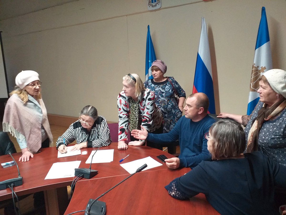 29 октября депутат УГД Юрий Мухин провел встречу с председателями МКД 12-го округа.В ходе встречи старшие по домам высказали пожелания по благоустройству дворовых территорий и общественных пространств на 2020г.Так же обсудили реализацию проектов "Активное долголетие"  #ЕР73