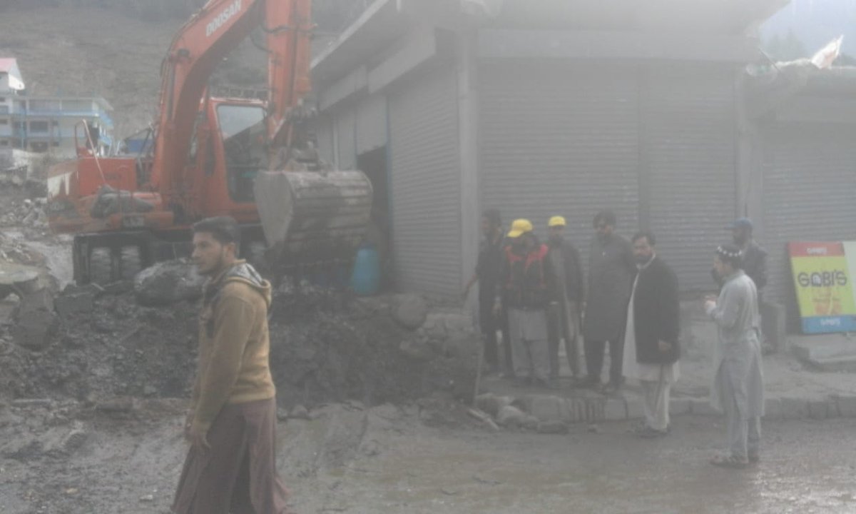 KaghanKgda's tweet photo. KDA Sanitation Staff Clearing drains in Naran 30/10/3019 @AtifKhanpti @ShahramKTarakai @DC_Mansehra @kptourism @PMRUKP @LocalGovtKP https://t.co/0BD4F0cqMc