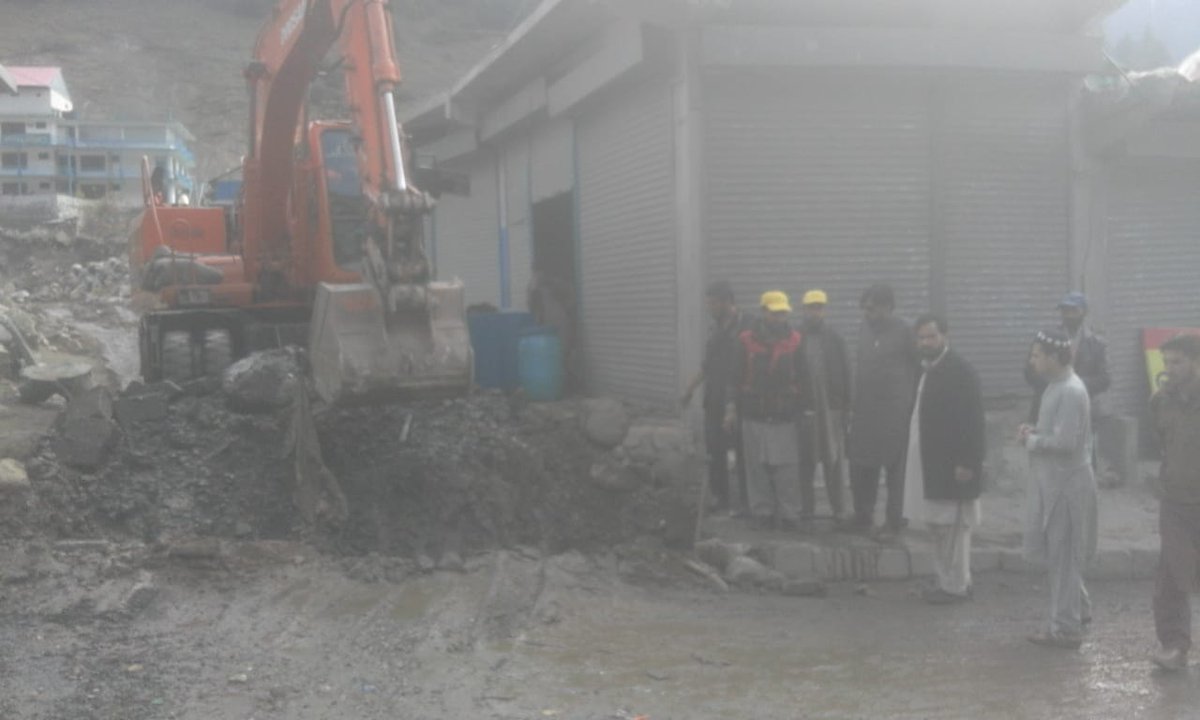 KaghanKgda's tweet photo. KDA Sanitation Staff Clearing drains in Naran 30/10/3019 @AtifKhanpti @ShahramKTarakai @DC_Mansehra @kptourism @PMRUKP @LocalGovtKP https://t.co/0BD4F0cqMc