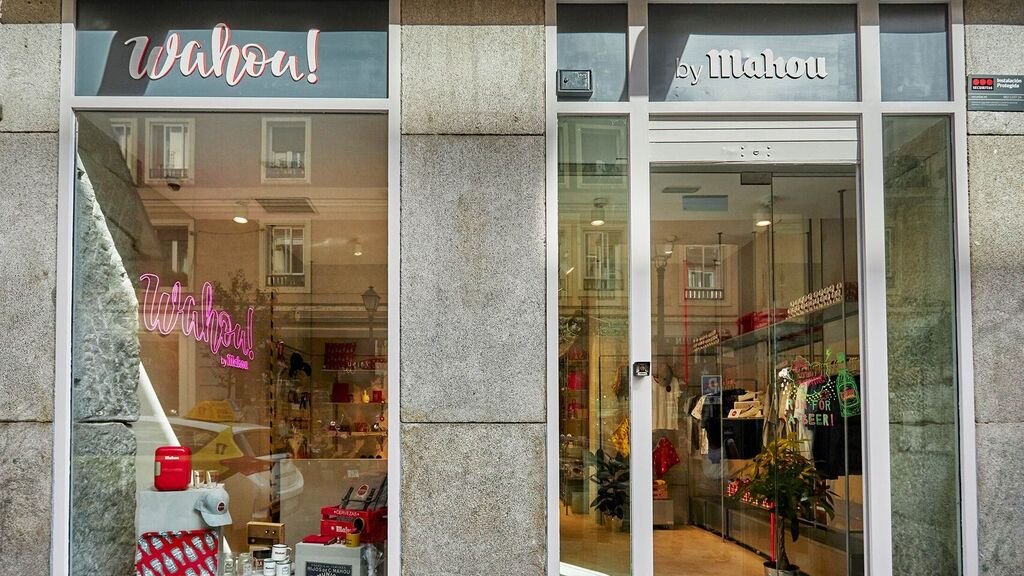 BigPrints_es's tweet photo. Mahou abre su primera tienda de moda en Madrid #mahou #wahou #retail #store
https://t.co/GNHmkFZn67 https://t.co/8rI8uuz4mG